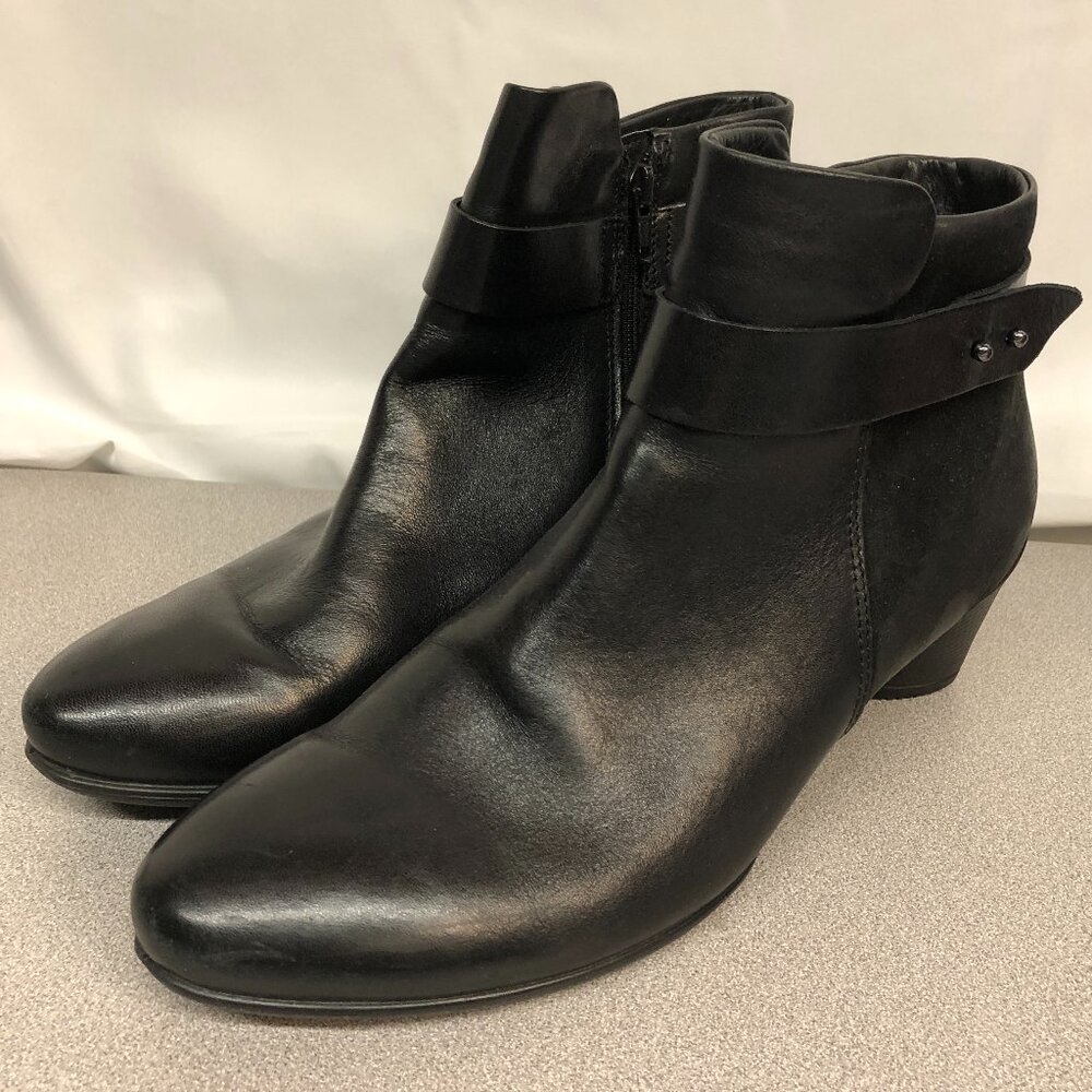 ECCO Black Leather Booties Ladies Size 40  **